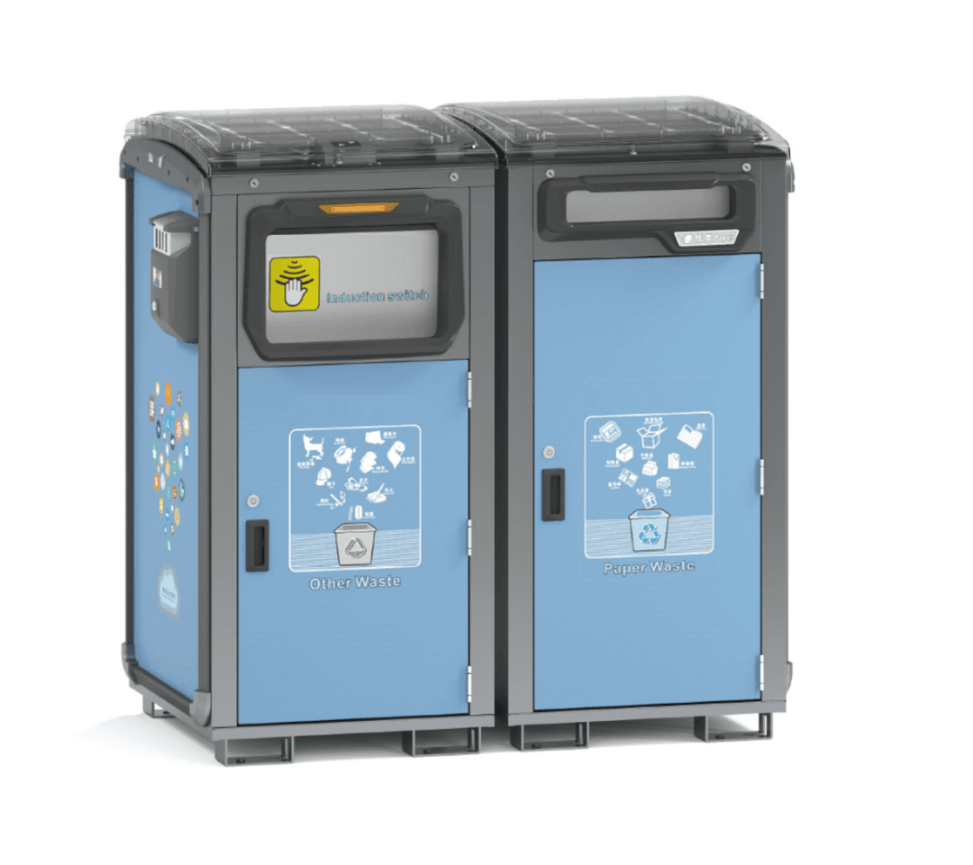 Le compacteur solaire avec d'autres ordures et des déchets de papier